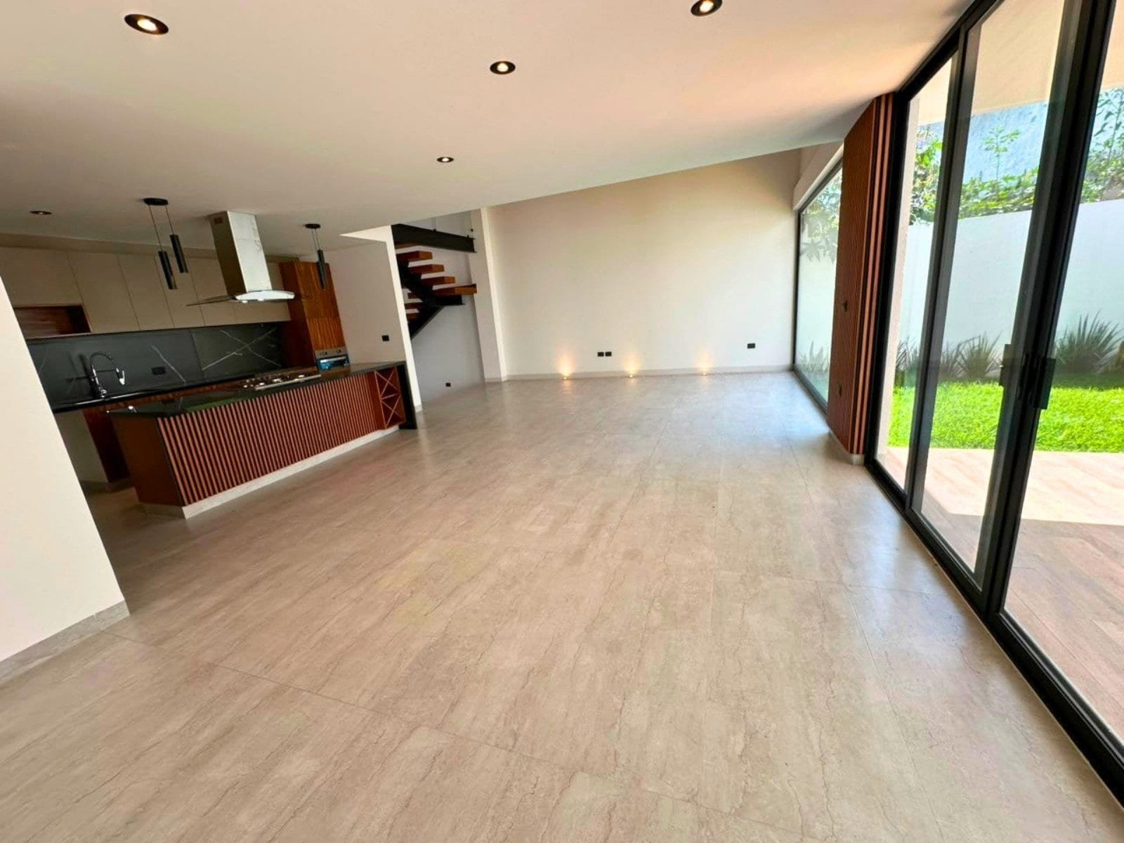 sala y comedor de casa en Zibata con sala a doble altura.