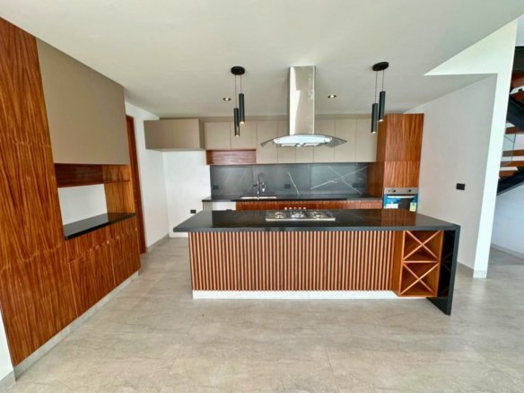 cocina de casa en Zibata con sala a doble altura.