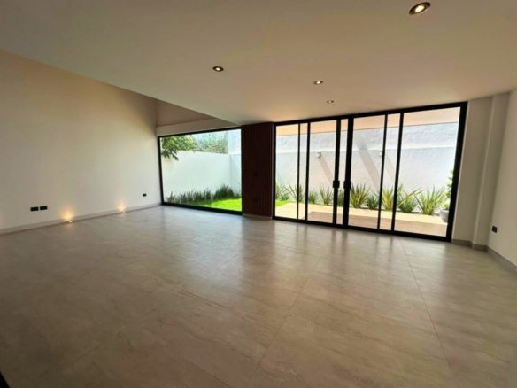 planta baja de casa en Zibata con sala a doble altura.