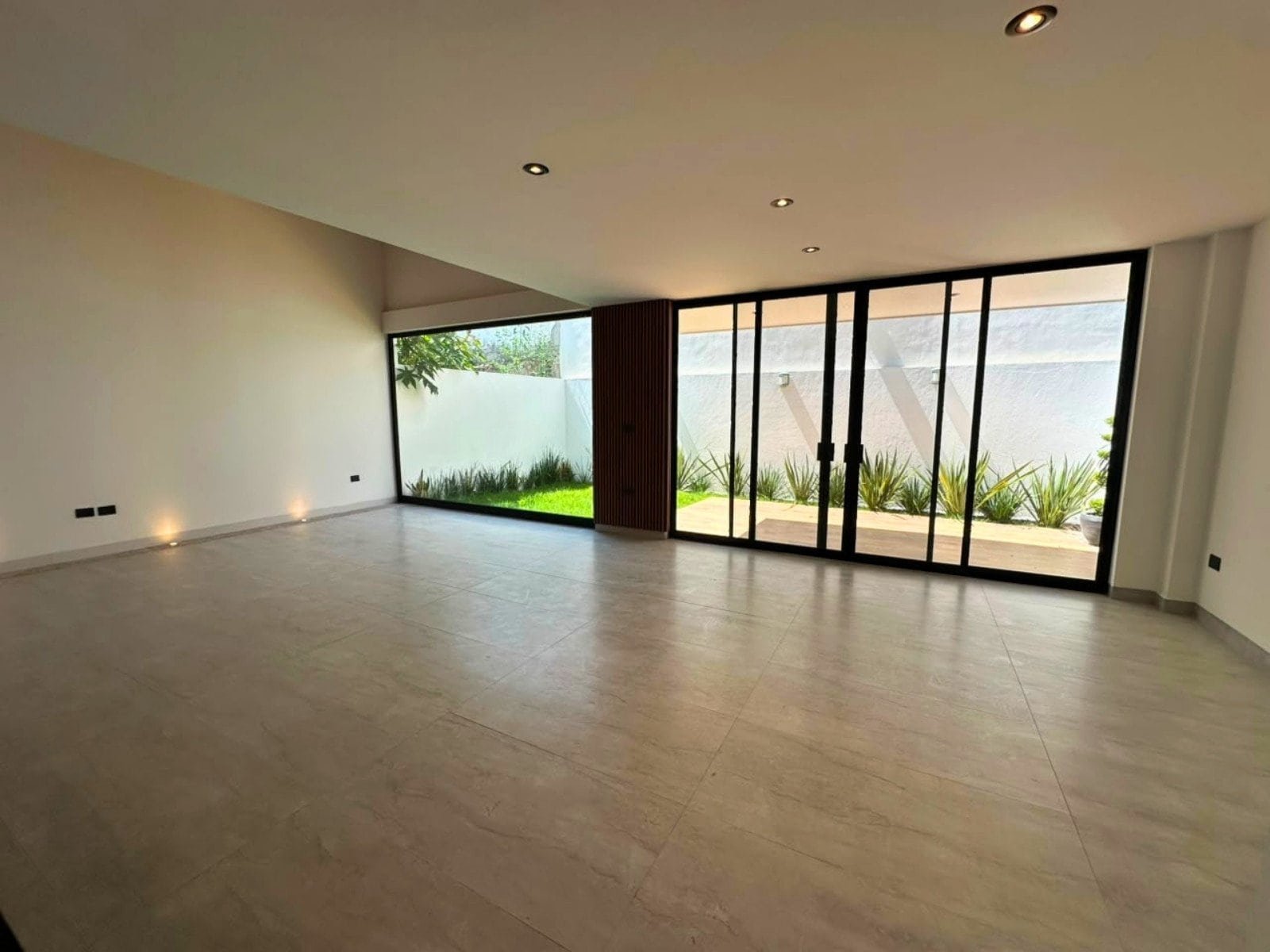 planta baja de casa en Zibata con sala a doble altura.