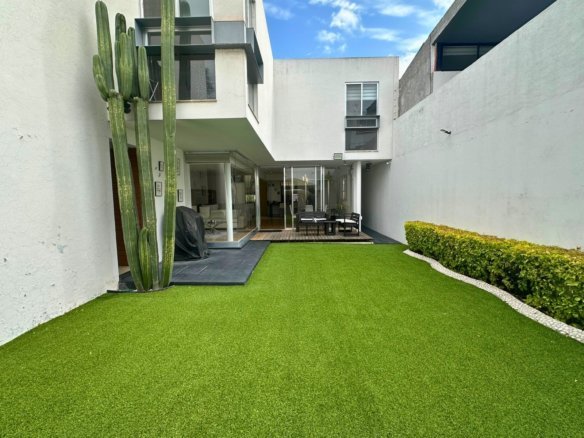 jardin de casa con recámaras amplias en Cumbres del Lago Juriquilla, Querétaro.