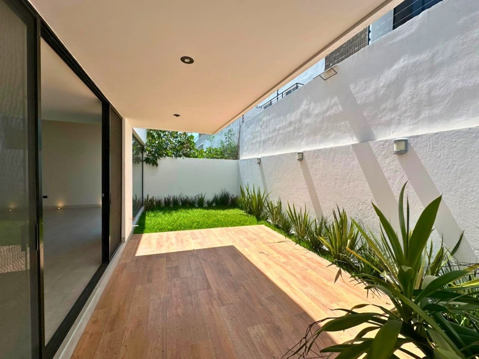 terraza de casa en Zibata con sala a doble altura.