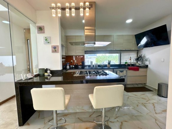 cocina de casa con recámaras amplias en Cumbres del Lago Juriquilla, Querétaro.