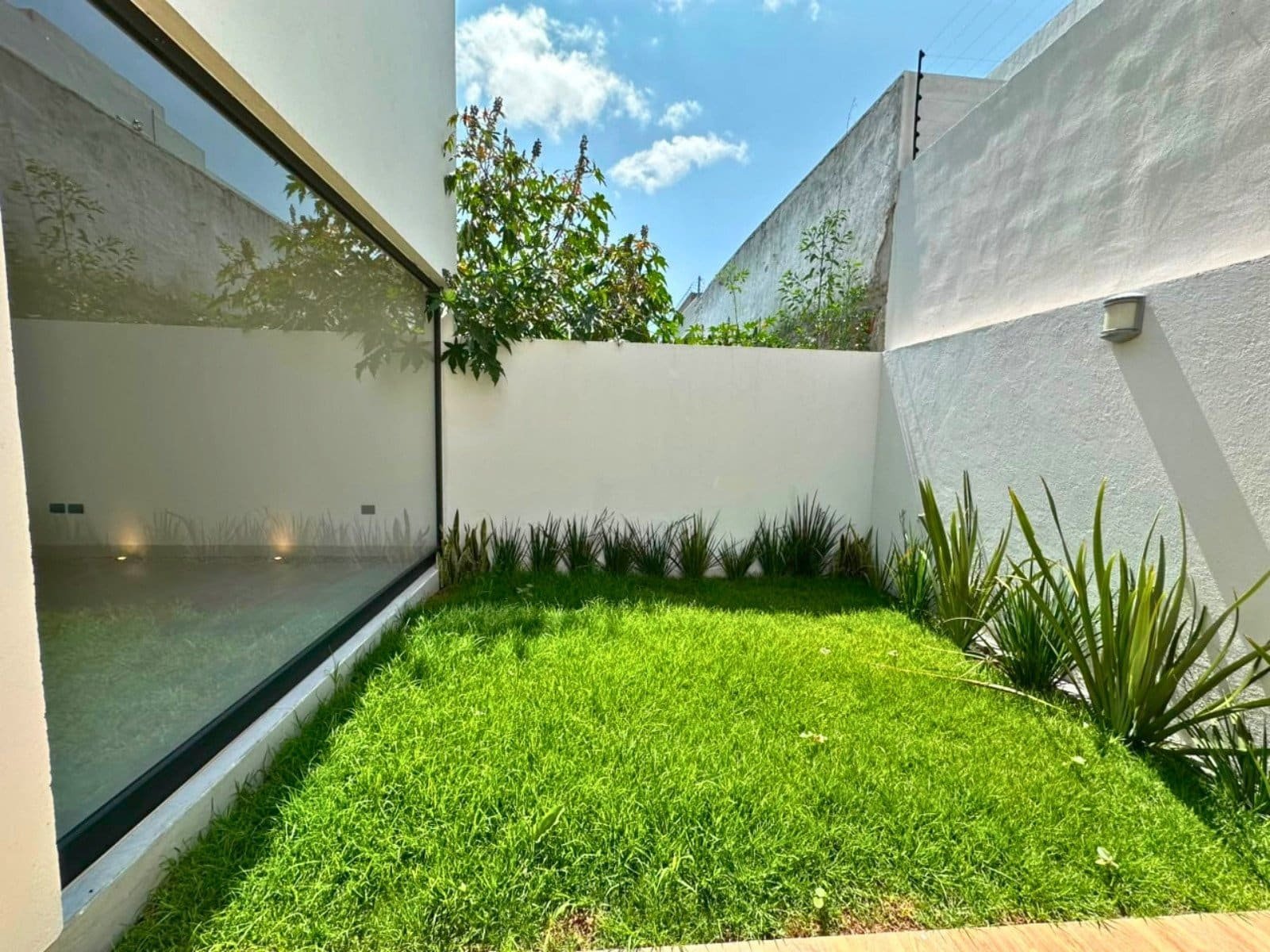 jardin de casa en Zibata con sala a doble altura.
