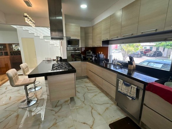 cocina integral de casa con recámaras amplias en Cumbres del Lago Juriquilla, Querétaro.