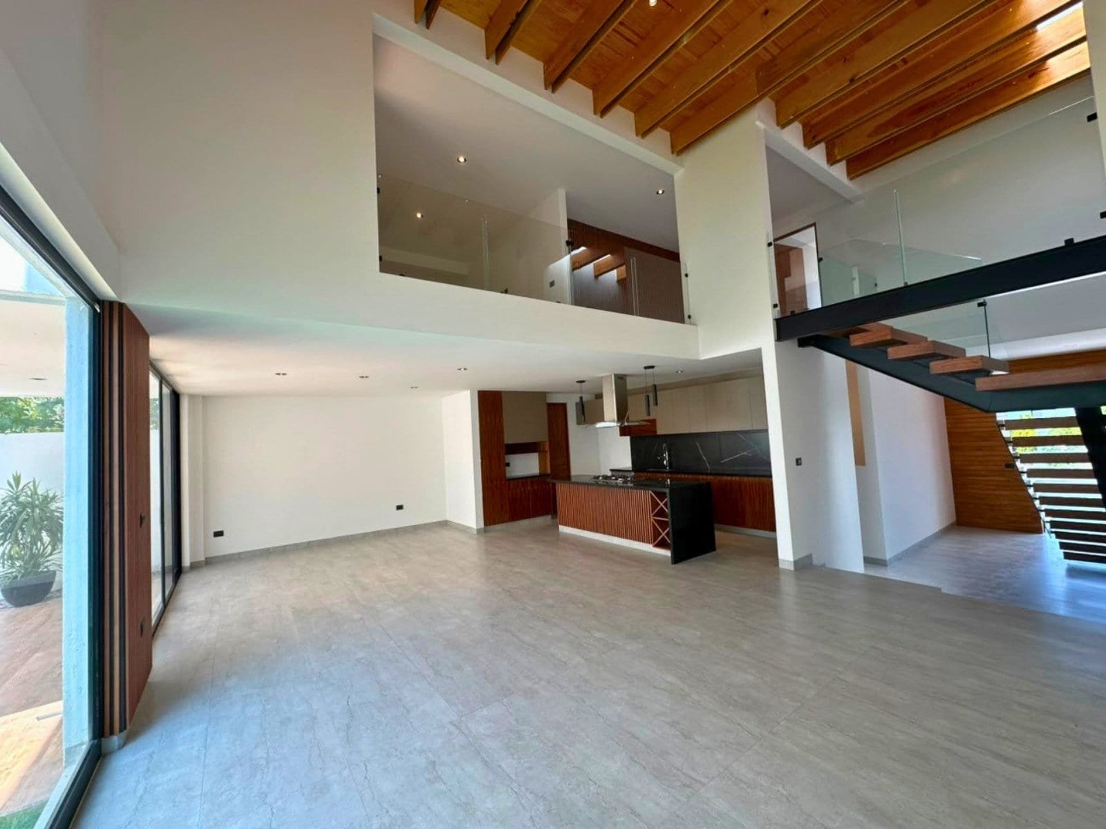 vista de sala de casa en Zibata con sala a doble altura.