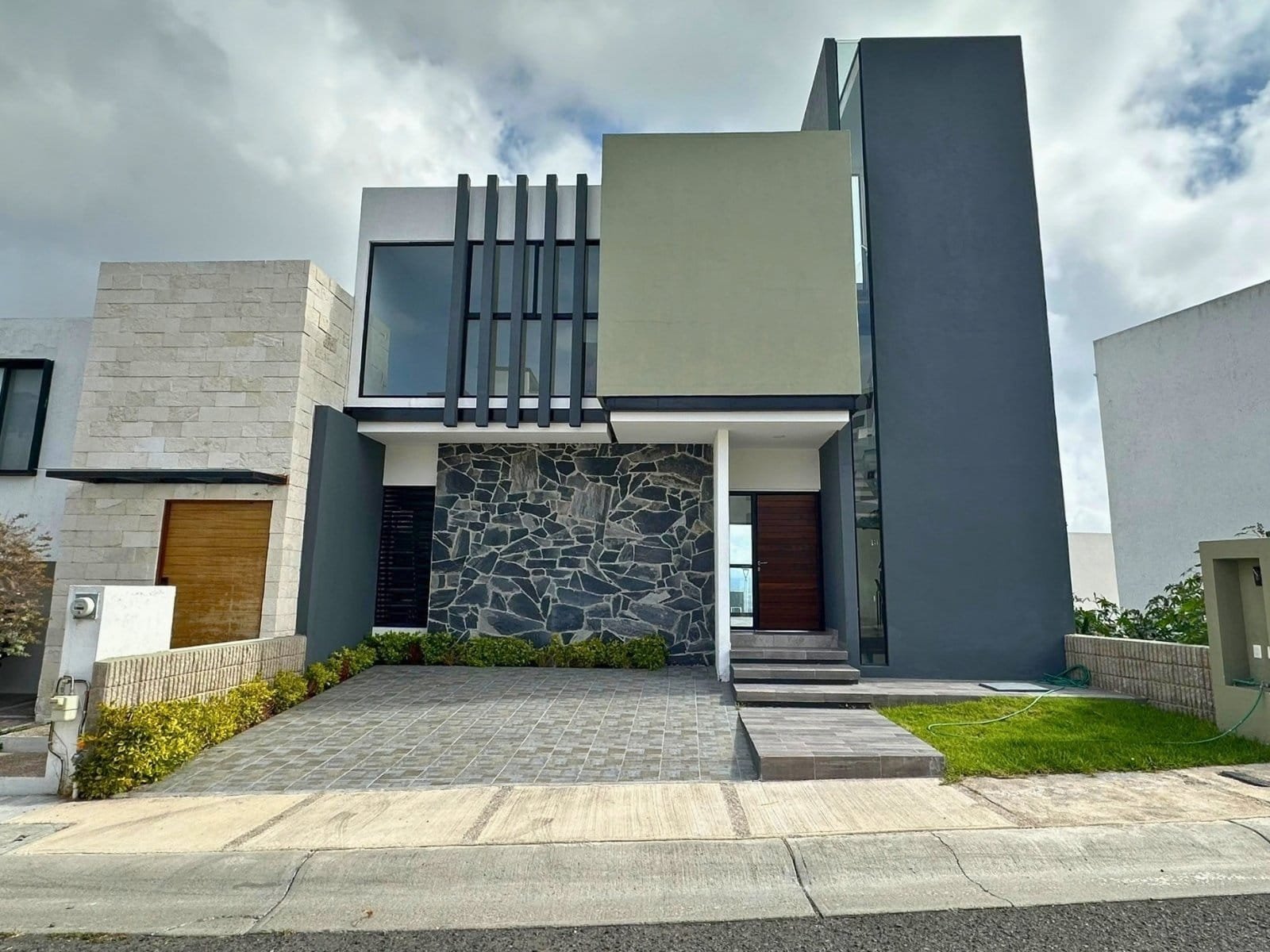 fachada de casa en Zibatá de 4 recámaras.