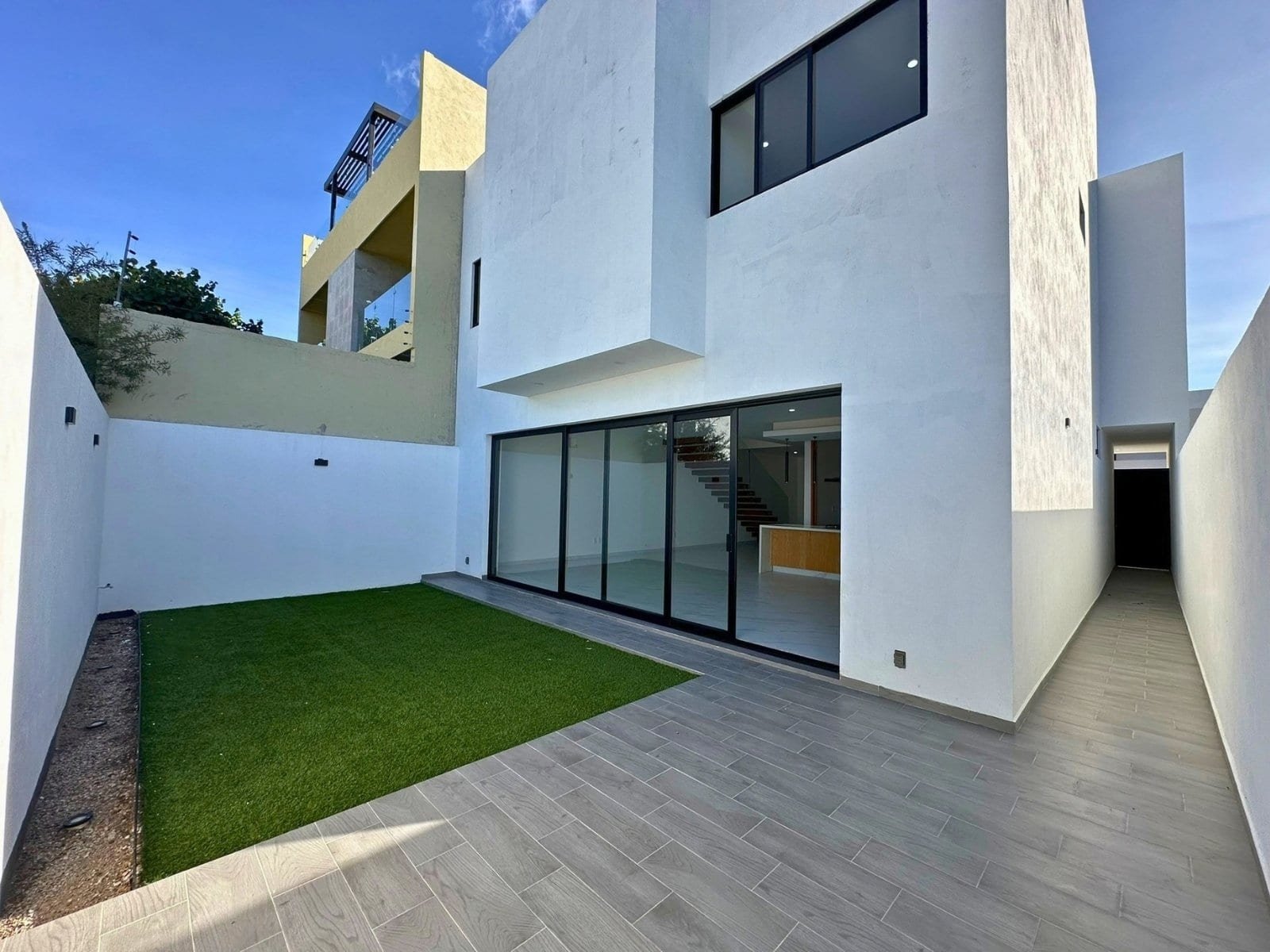 10 exterior de hermosa casa en Zibata.