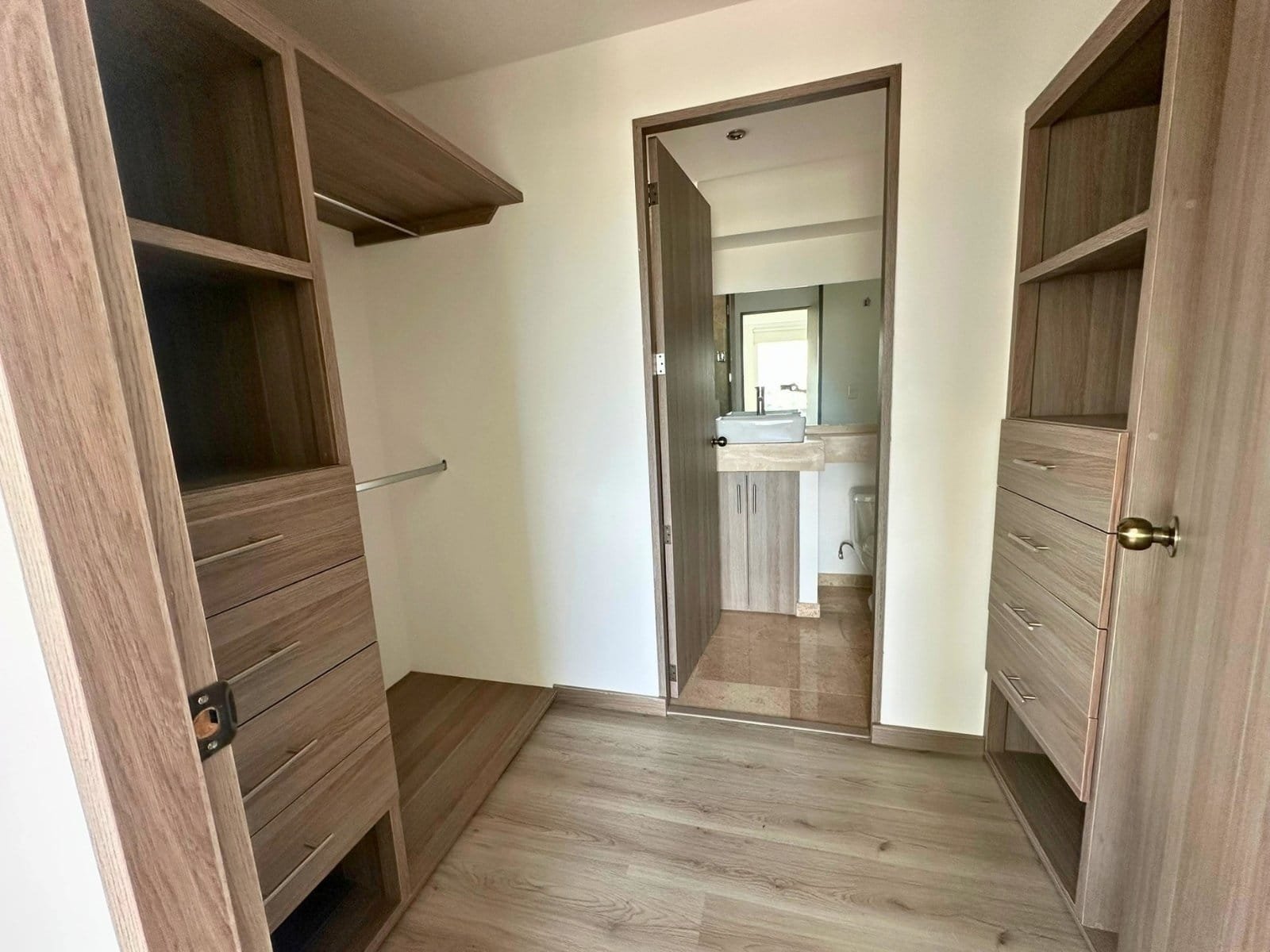 vestidor de departamento en Cumbres del Lago.