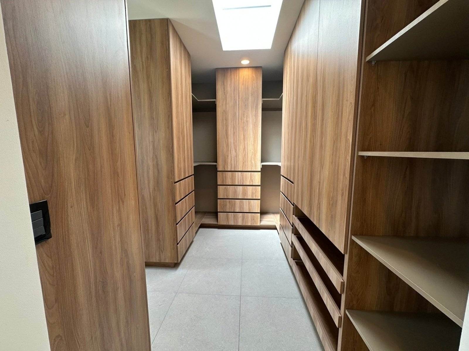vestidor de amplia casa en Zakia, Querétaro.