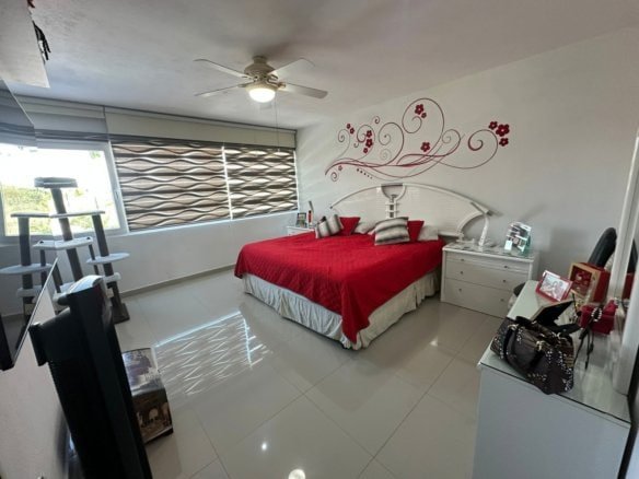 recamara principal de casa en Cumbres del Lago con jardín amplio