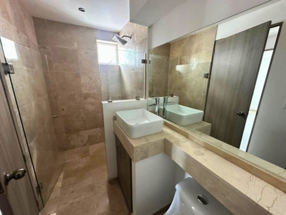 baño principal de departamento en Cumbres del Lago.