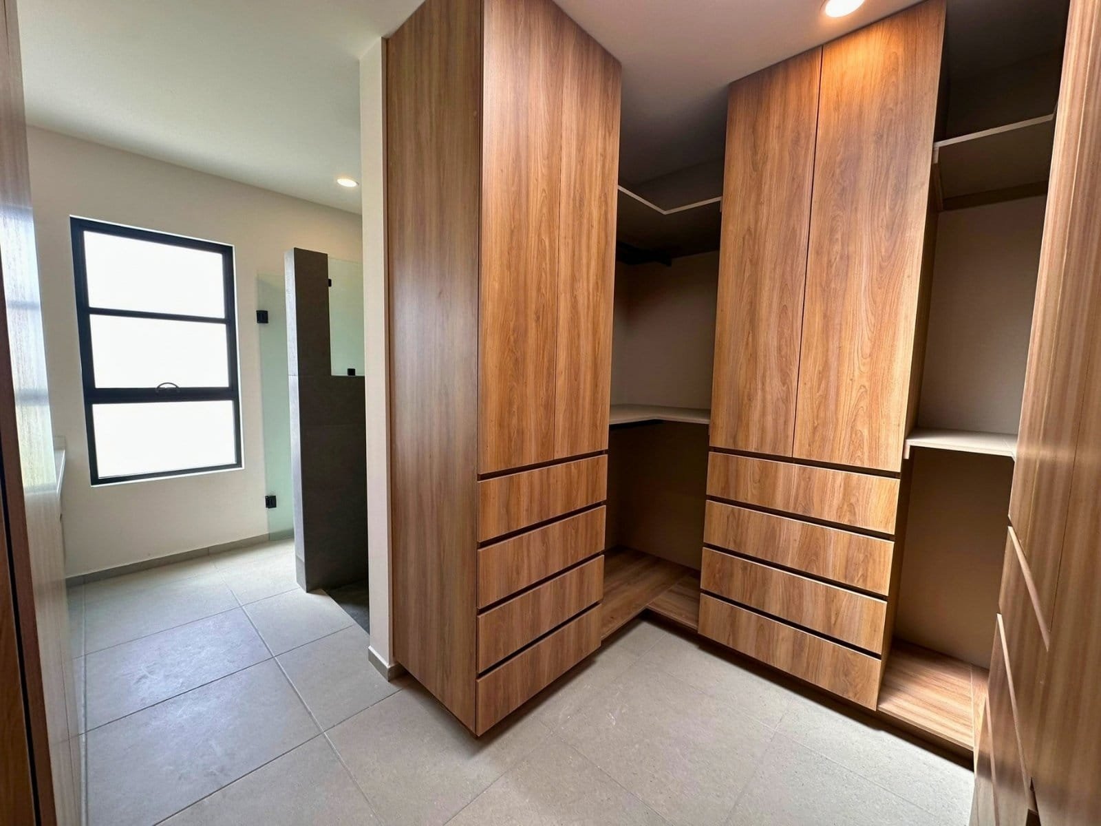 vestidor principal de amplia casa en Zakia, Querétaro.