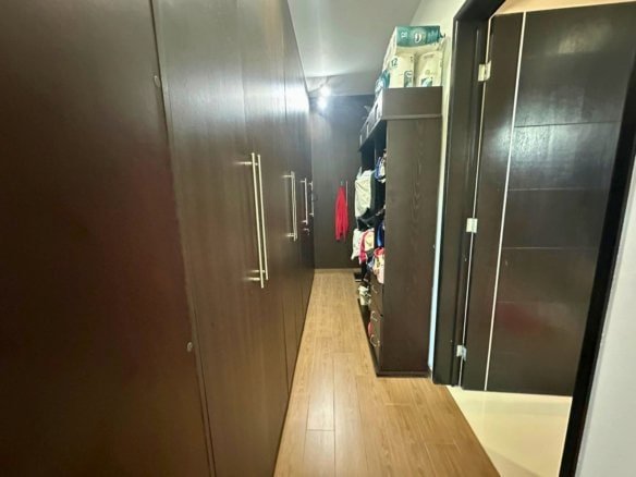 vestidor de casa en Cumbres del Lago con jardín amplio