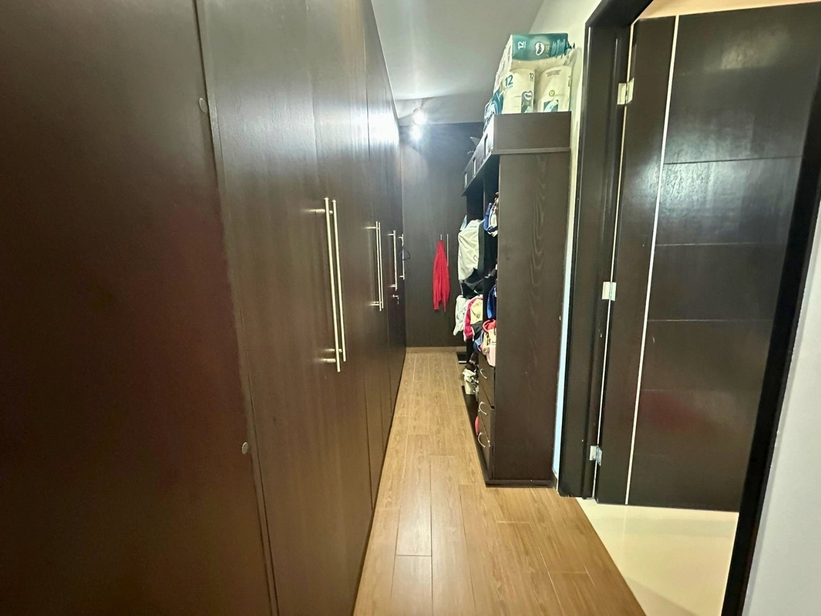 vestidor de casa en Cumbres del Lago con jardín amplio