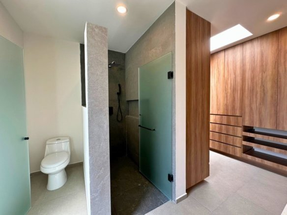 baño y vestidor de amplia casa en Zakia, Querétaro.