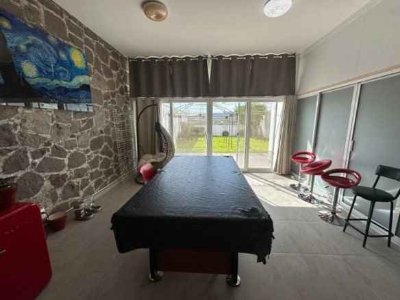 salon de juegos de casa en Cumbres del Lago con jardín amplio