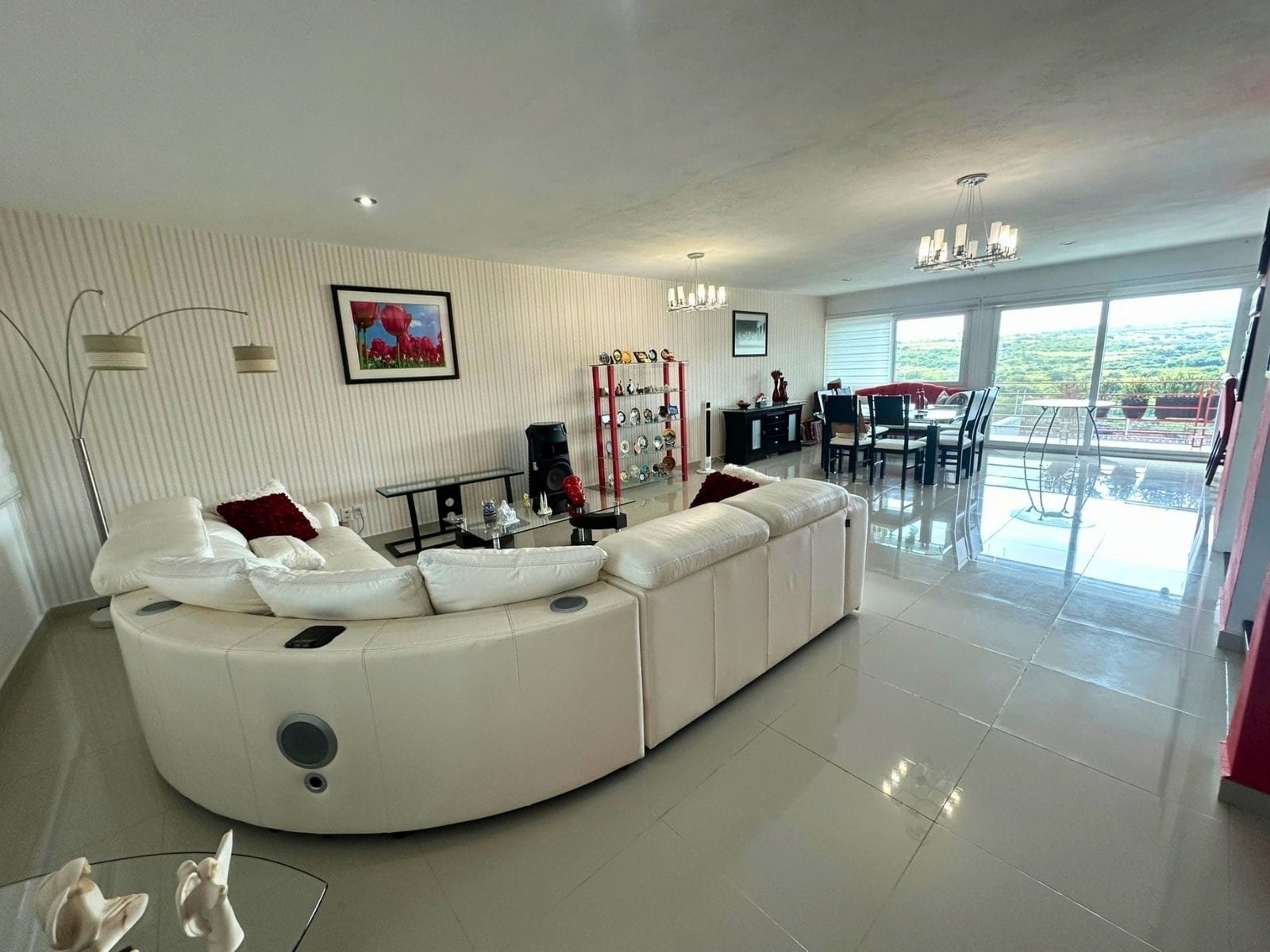 sala de casa en Cumbres del Lago con jardín amplio