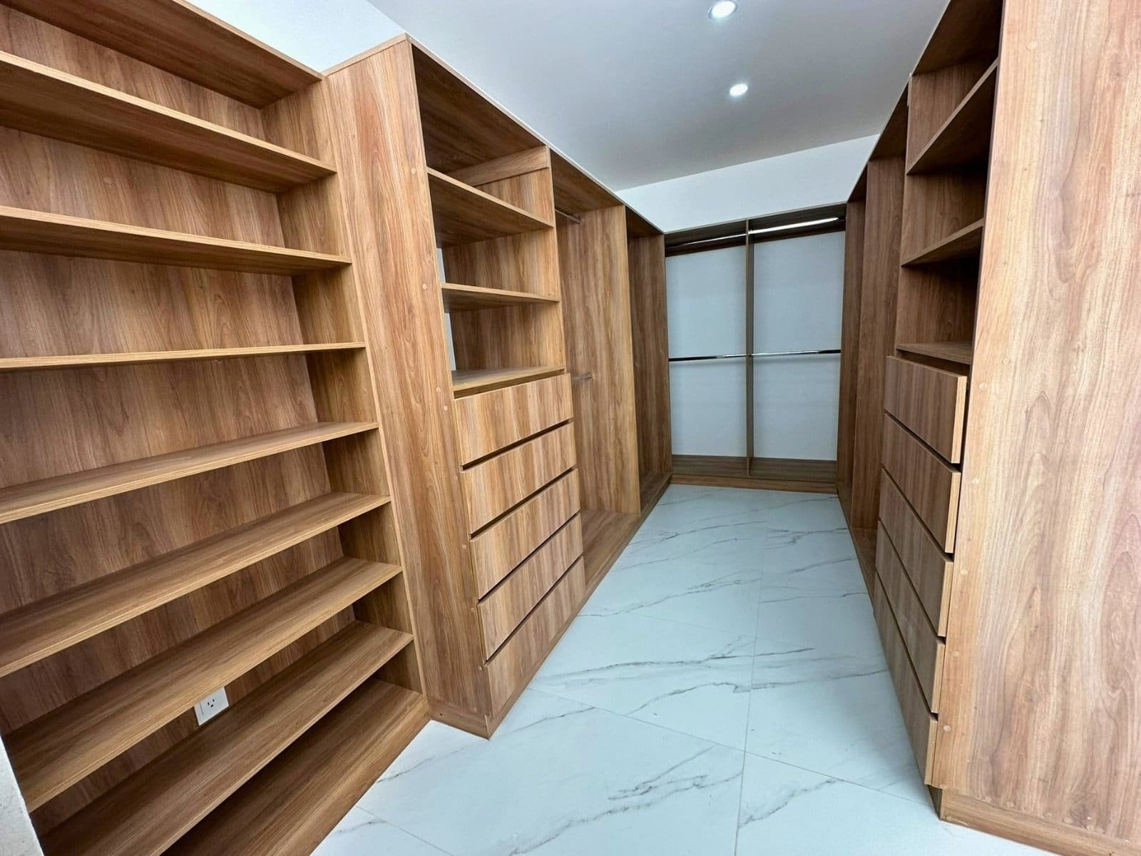 21 vestidor de hermosa casa en Zibata.