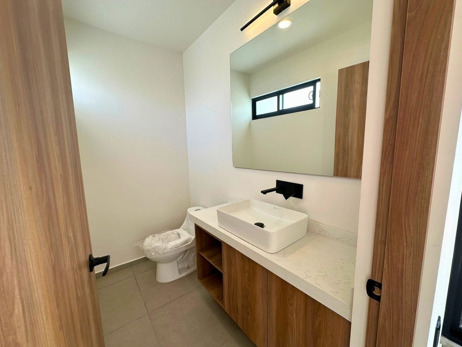 medio baño 3er nivel de amplia casa en Zakia, Querétaro.