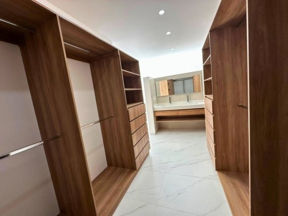 vestidor 2 de hermosa casa en Zibata.