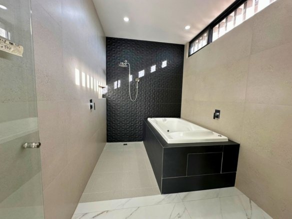 baño y tina de hermosa casa en Zibata.