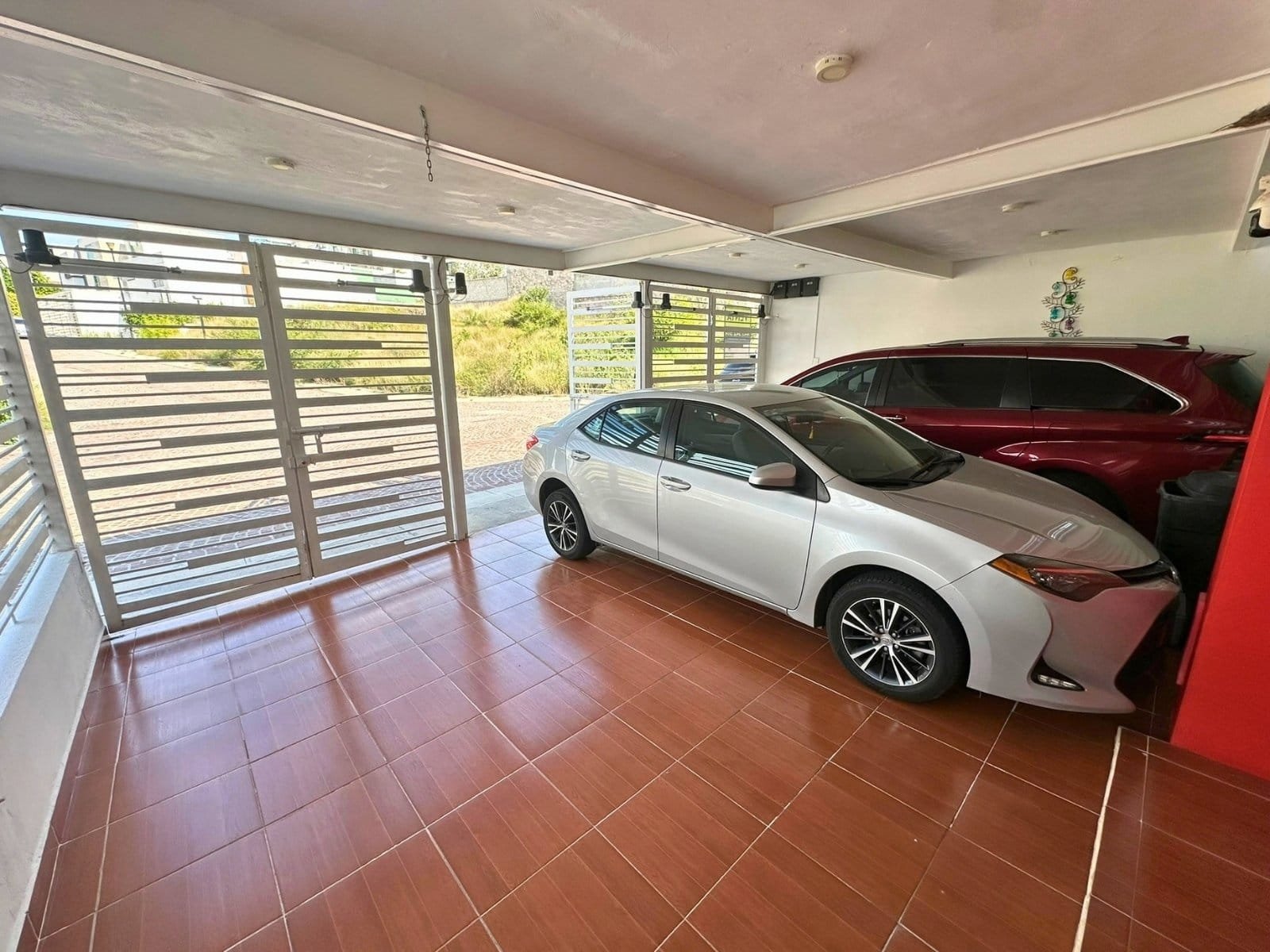 cochera de casa en Cumbres del Lago con jardín amplio