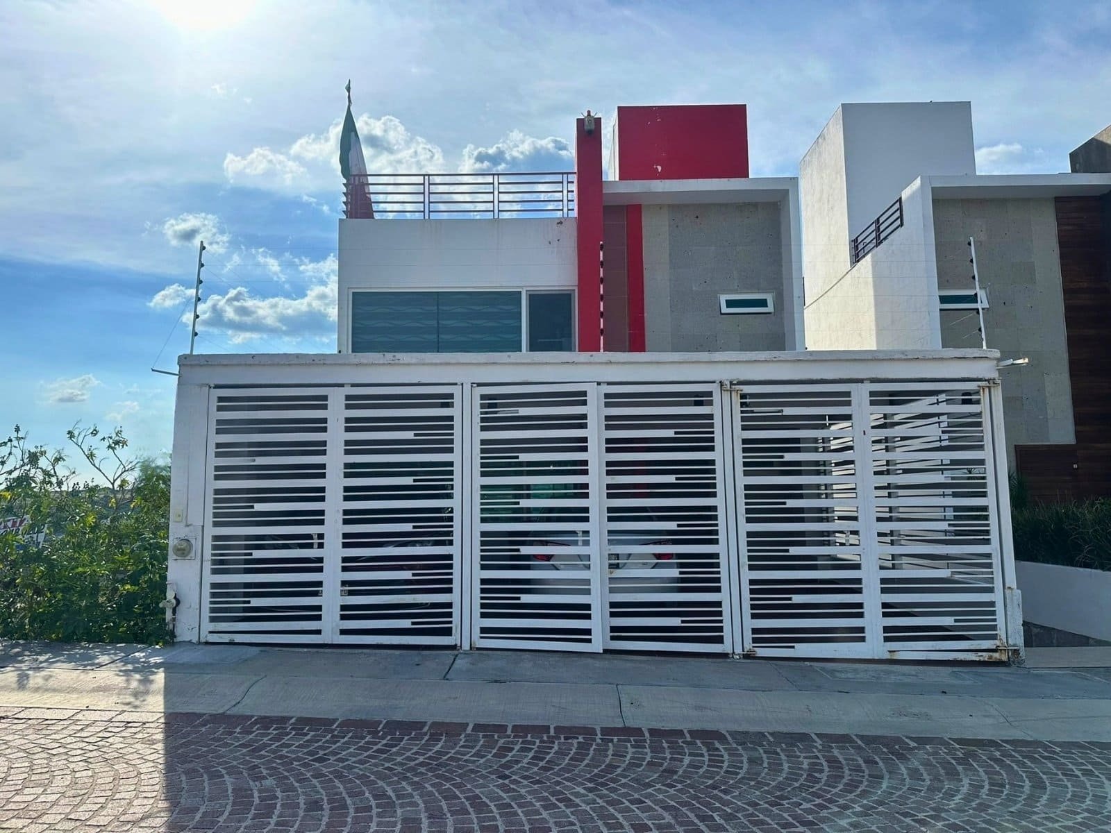 fachada de casa en Cumbres del Lago con jardín amplio