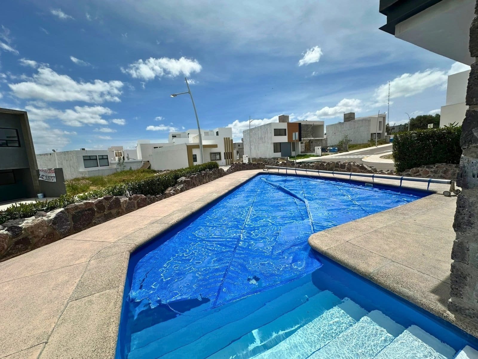 alberca de amplia casa en Zakia, Querétaro.