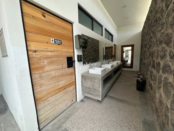 baños de amplia casa en Zakia, Querétaro.