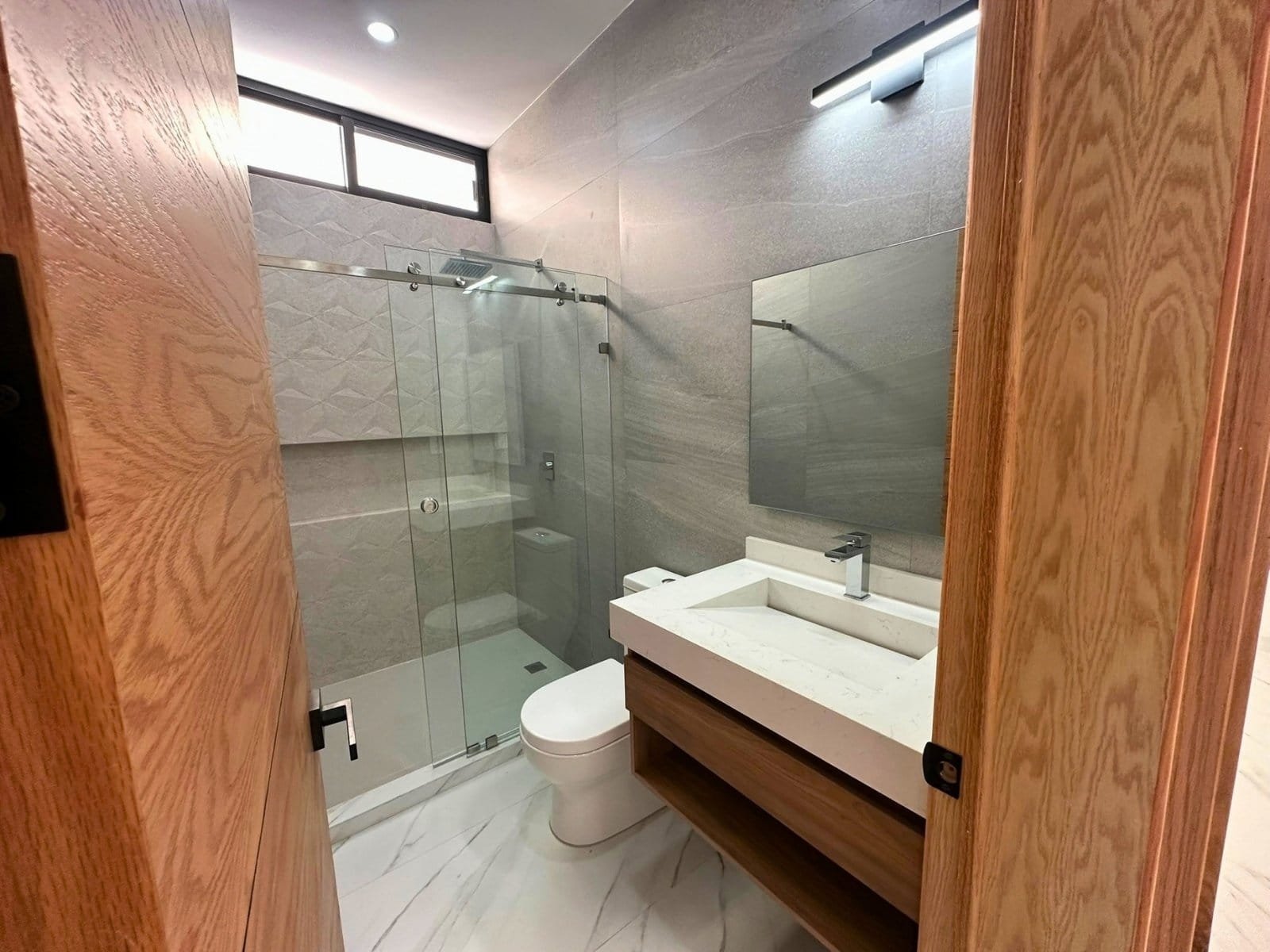 3 baño planta baja de hermosa casa en Zibata.