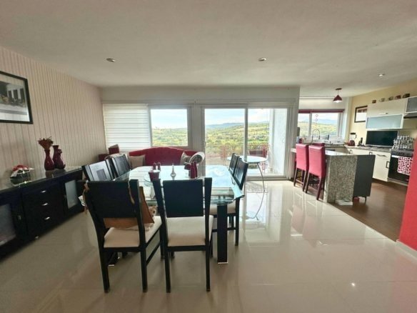comedor de casa en Cumbres del Lago con jardín amplio