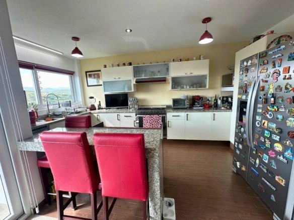 cocina de casa en Cumbres del Lago con jardín amplio