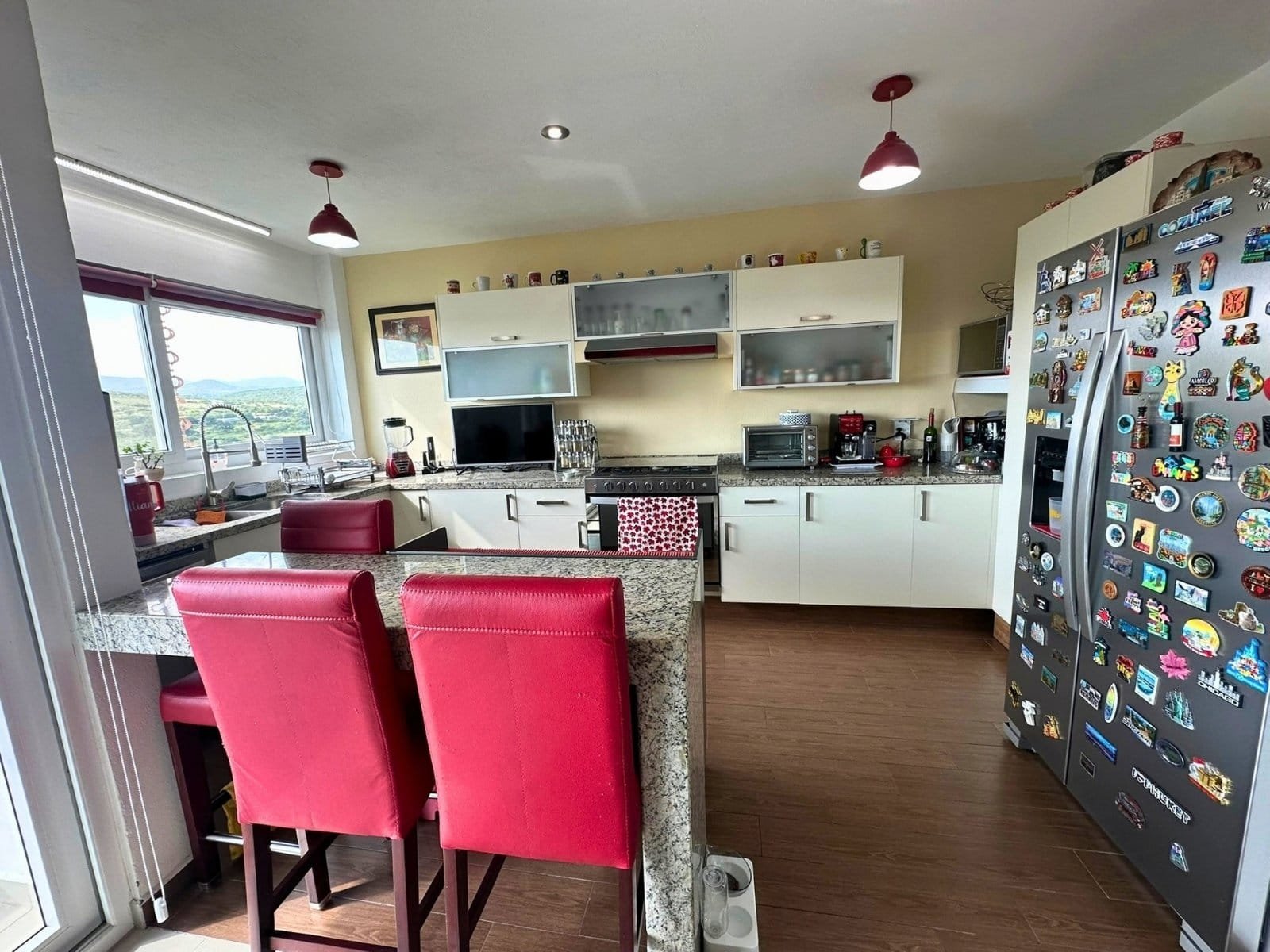 cocina de casa en Cumbres del Lago con jardín amplio
