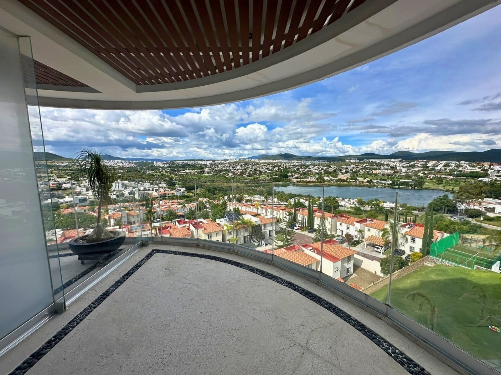 balcon de departamento en Cumbres del Lago.