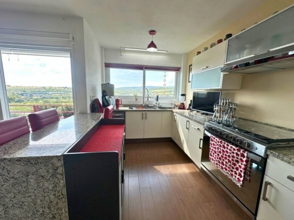 cocina integral de casa en Cumbres del Lago con jardín amplio