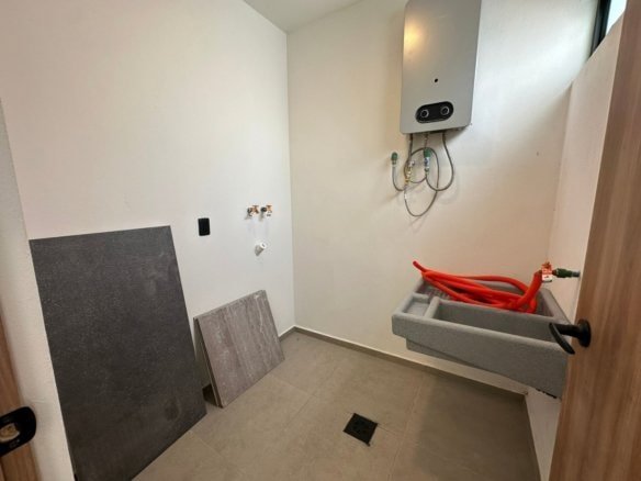 cuarto de lavado de amplia casa en Zakia, Querétaro.