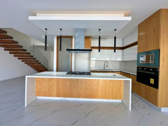cocina integral de hermosa casa en Zibata.
