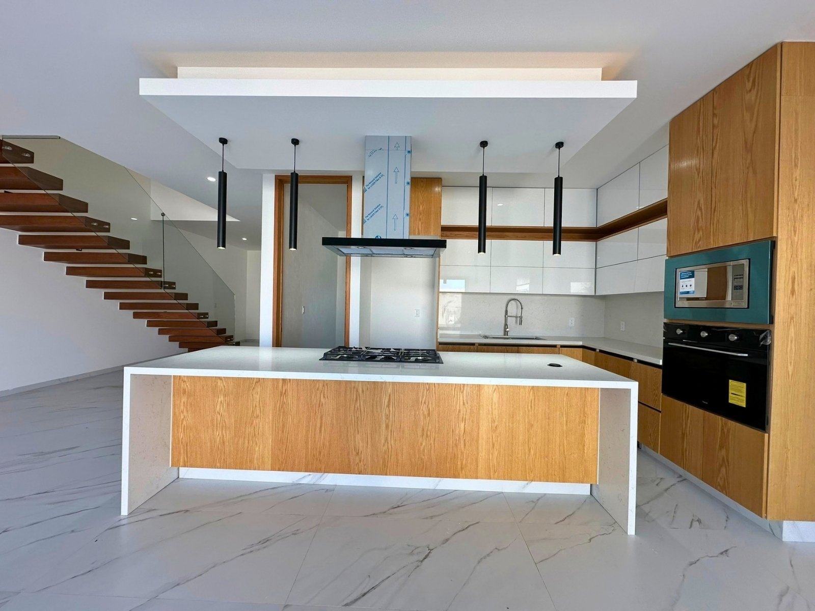 6 cocina integral de hermosa casa en Zibata.