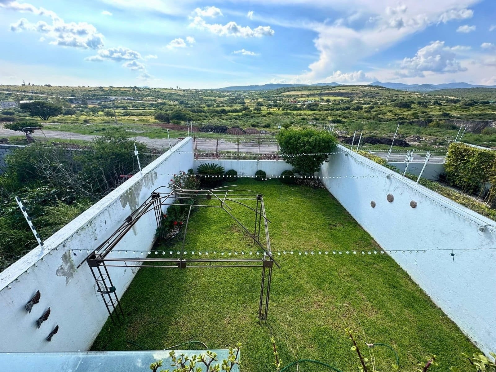balcon de casa en Cumbres del Lago con jardín amplio