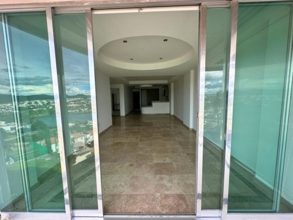 ventanal de departamento en Cumbres del Lago.