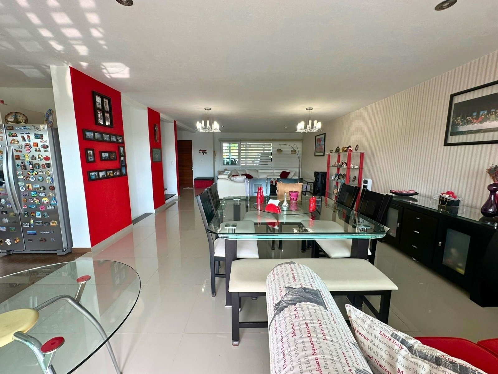comedor y sala de casa en Cumbres del Lago con jardín amplio