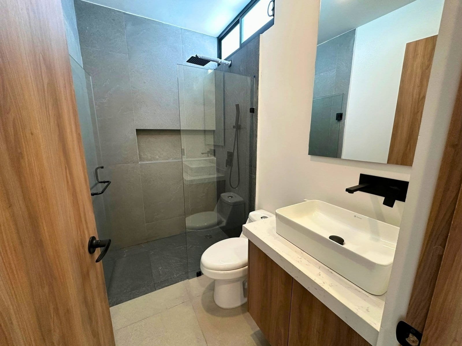 baño completo planta baja de amplia casa en Zakia