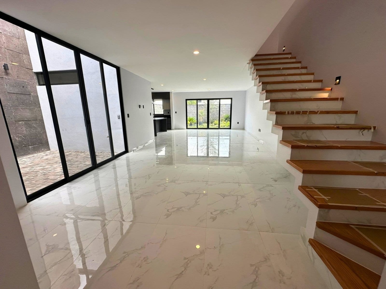 entrada de elegante casa en Residencial El Mayorazgo, Querétaro.