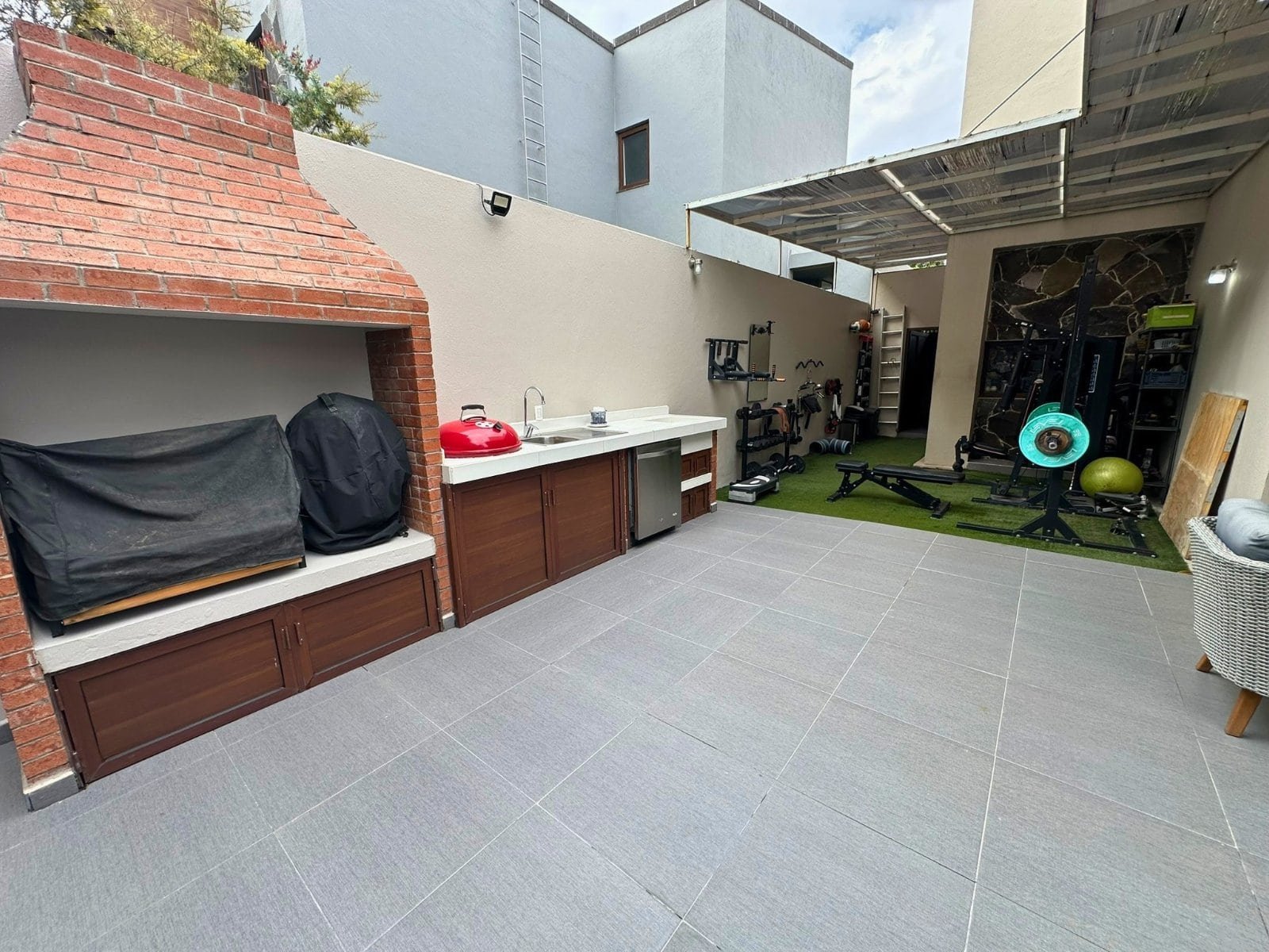 asador de casa en venta en Altozano de 4 recámaras.