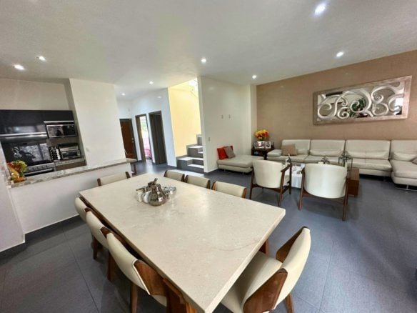 comedor grande de casa en venta en Altozano de 4 recámaras.
