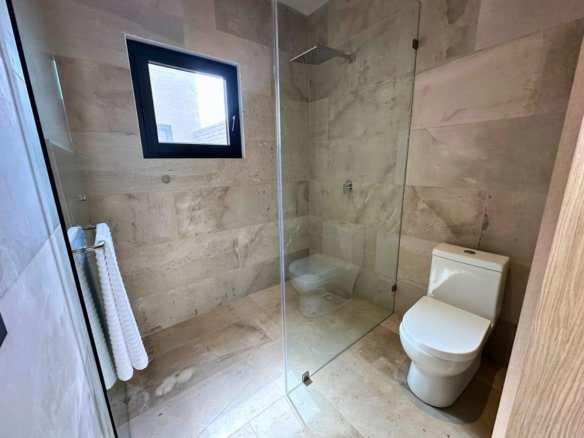 baño principal de casa de lujo en Altozano, Querétaro.