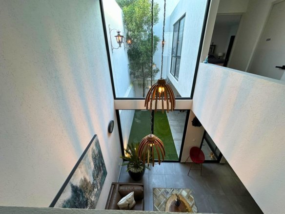 sala a doble altura de casa en venta en Sabino Zibatá, Querétaro.