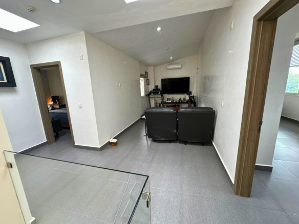 sala de tv de casa en venta en Altozano de 4 recámaras.