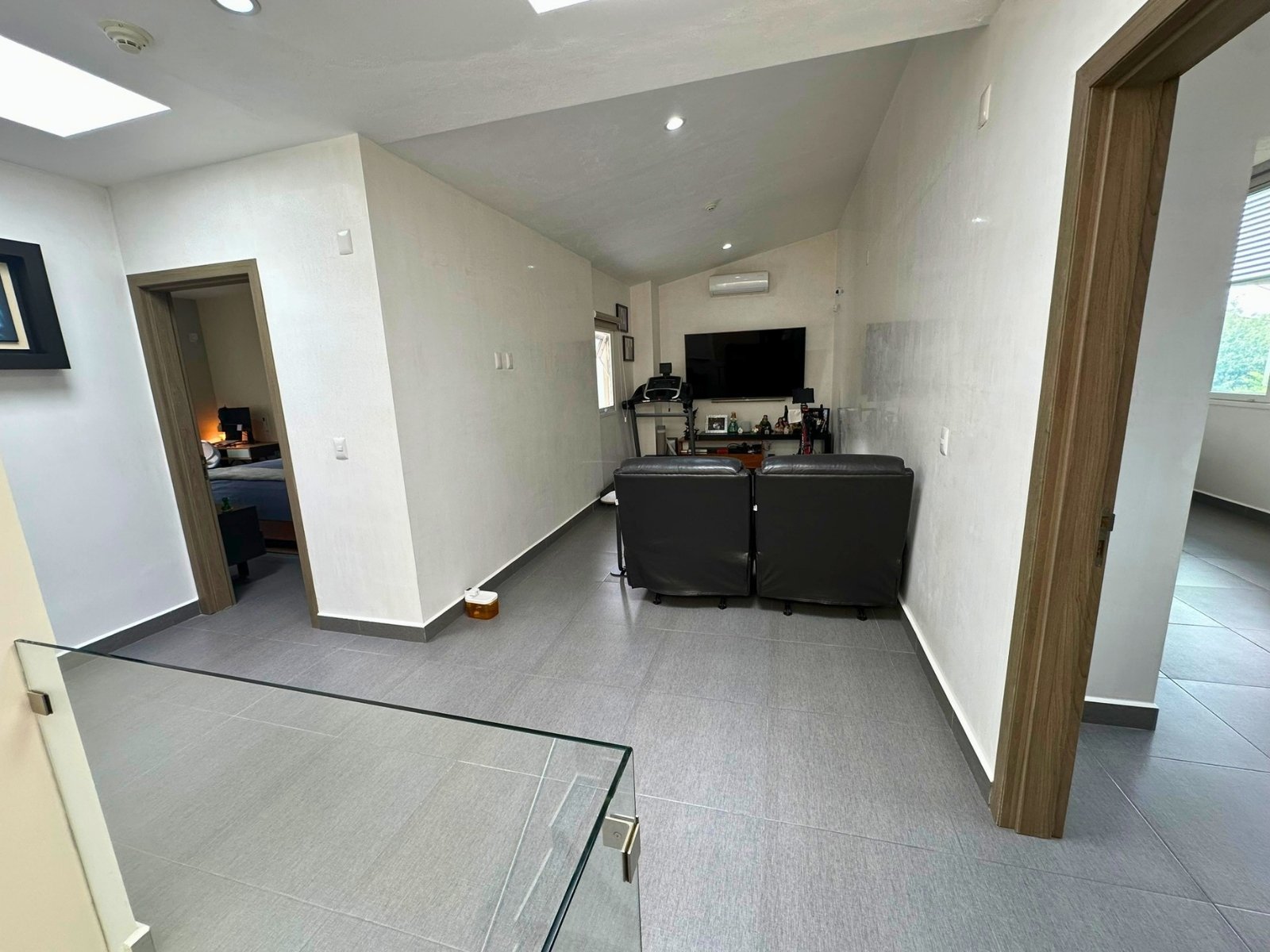 sala de tv de casa en venta en Altozano de 4 recámaras.